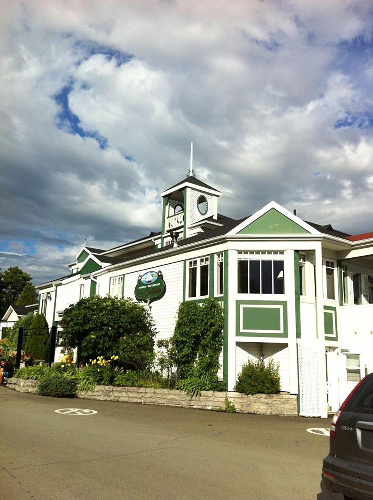 Goeliche Hotel Et Appartement Saint-Laurent-de-l'ile d'Orleans 외부 사진