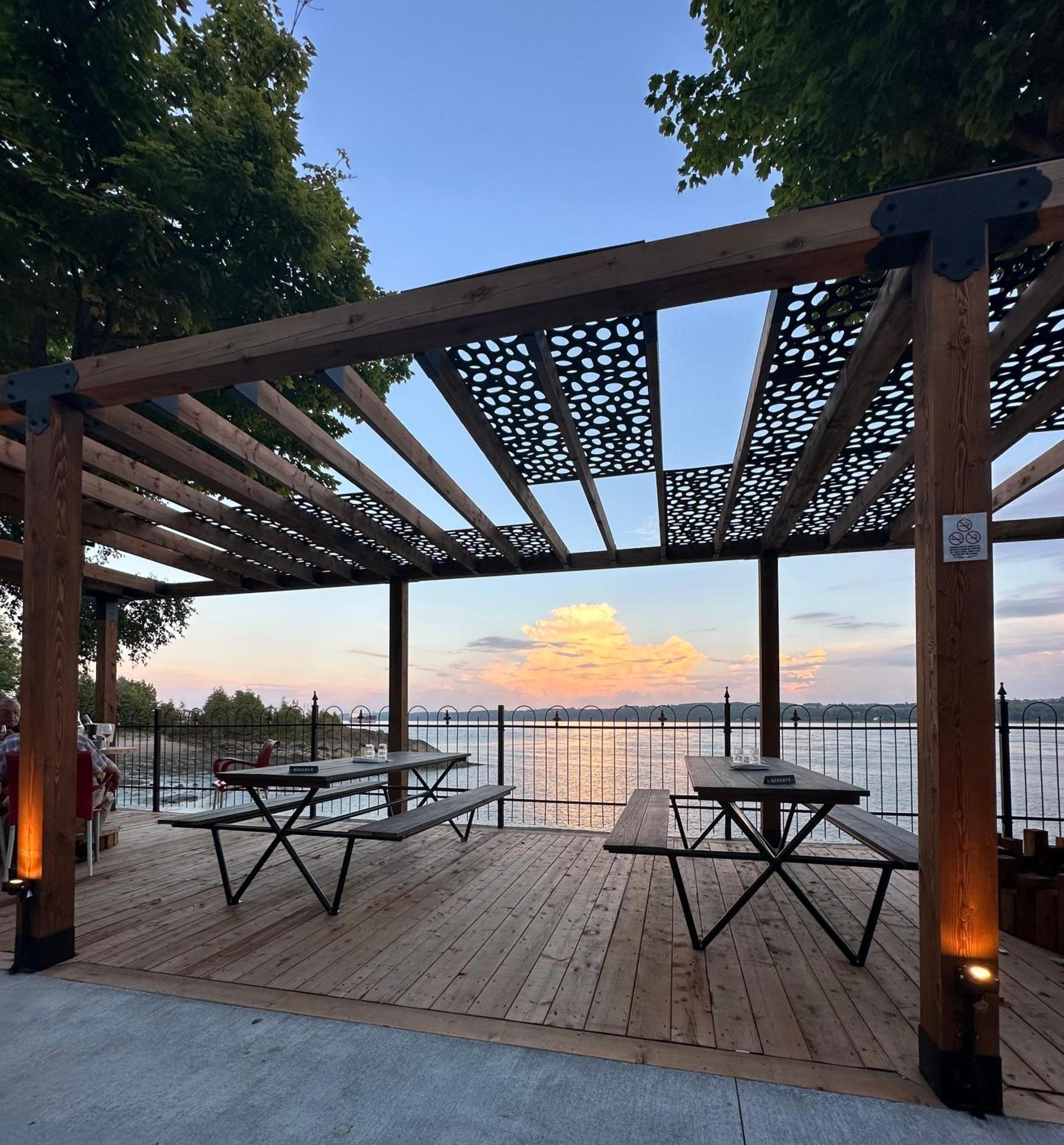 Goeliche Hotel Et Appartement Saint-Laurent-de-l'ile d'Orleans 외부 사진